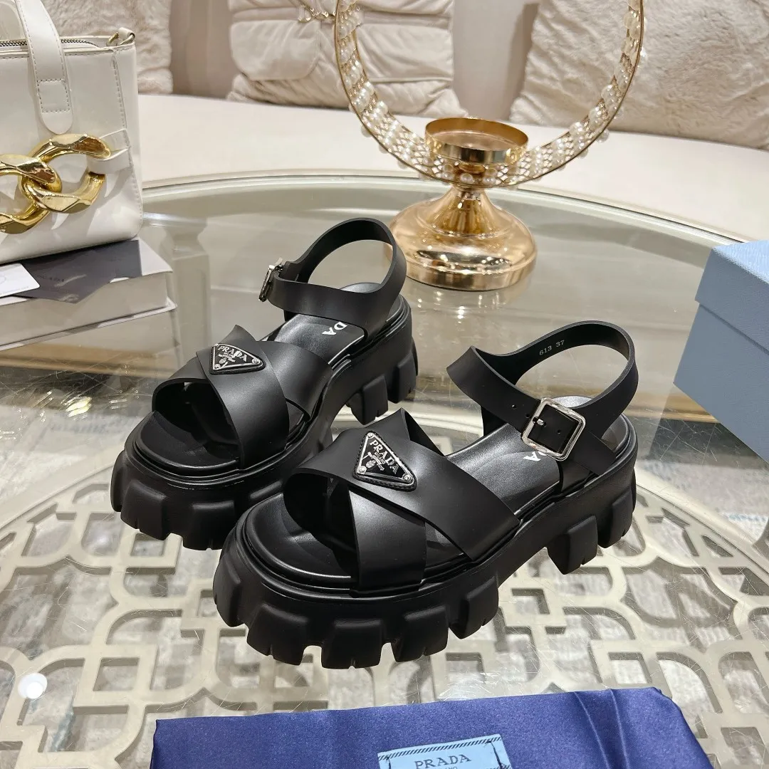 👟👟Ex-factory price 440👟👟 Prada's new spring and summer sawtooth Roman thick-soled rubber sandals, retro, fashionable and avant-garde gear teeth 55mm, thick-soled soles with rubber uppers, making the whole pair of shoes light and comfortable, bright colors, satisfying a variety of choices for fashionable people with different styles! The iconic metal triangle logo is paired with the shape of ancient beach sandals. Every design element is fashionable! Code number 35-40